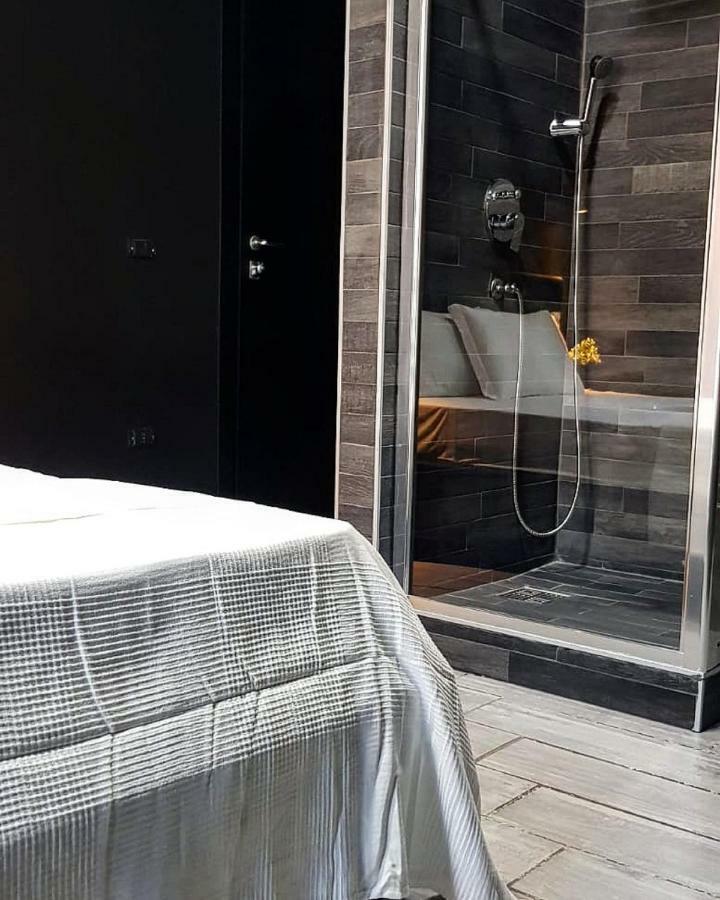 Deluxe B&B Napoli Central Station Naples Exterior photo